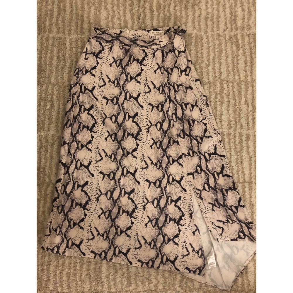 Skirt w/ slit